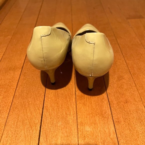 Vaneli pumps shiny beige size 7.5 excellent condition versatile business party - Picture 5 of 5